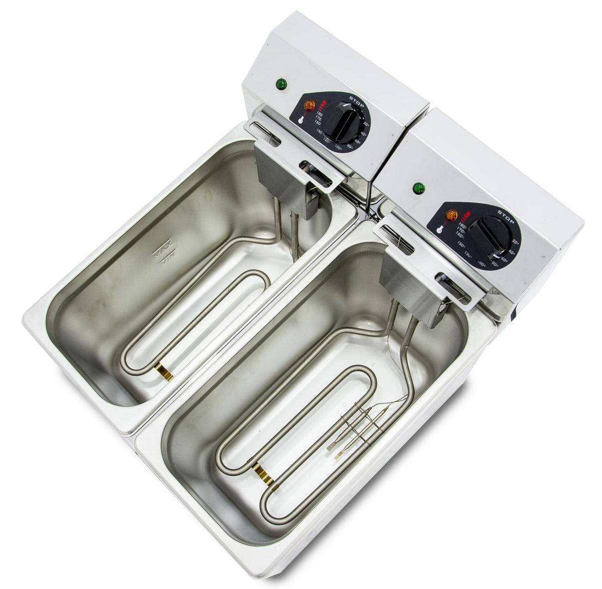 ### **Freidora Eléctrica Arilex EVO55 – 5+5 Litros, 3,2+3,2 kW, Monofásica** La **freidora eléctrica Arilex EVO55** es un equipo profesional de **doble cuba**, ideal para **hostelería y cocinas industriales** que requieren **mayor capacidad y versatilidad en la fritura de alimentos**. Su diseño sin grifo y su fabricación en **acero inoxidable de alto brillo** garantizan **durabilidad, higiene y facilidad de uso**. ### **Características Generales** - **Fabricado en España** con materiales de alta c