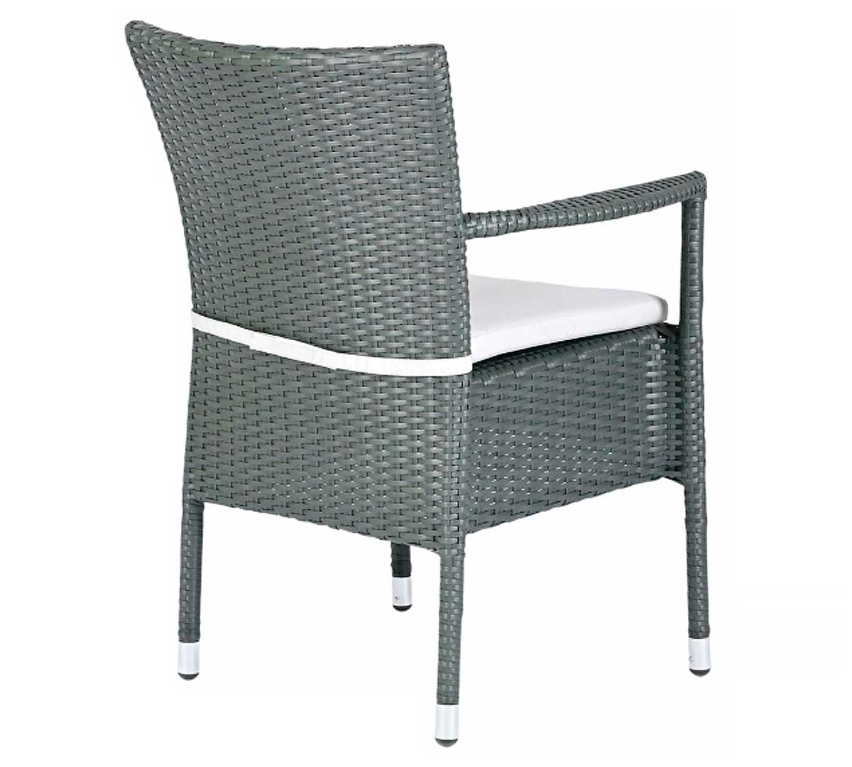 ### **MUEBLES ROMERO - Sillón Kona** El **Sillón Kona de Muebles Romero** es una opción resistente y elegante, perfecta para **uso en interiores y exteriores**. Su diseño **rústico y cálido** se adapta armoniosamente a ambientes relajados, aportando un toque natural y sofisticado. ### **Características Generales** - **Estructura de aluminio**, garantizando solidez y estabilidad. - **Asiento y respaldo de médula sintética 100% virgen, tejida a mano**, proporcionando un acabado artesanal y refinado.