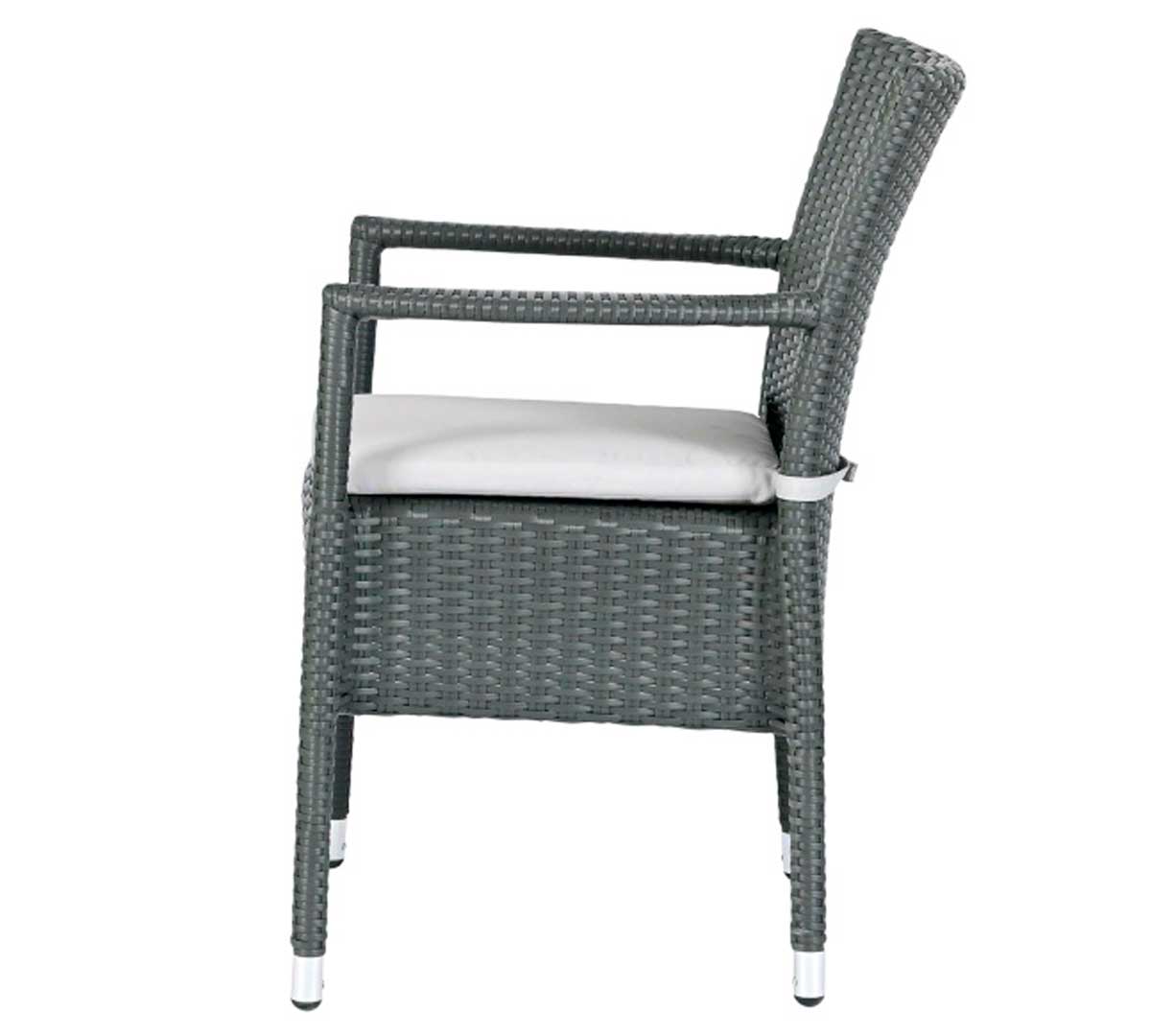 ### **MUEBLES ROMERO - Sillón Kona** El **Sillón Kona de Muebles Romero** es una opción resistente y elegante, perfecta para **uso en interiores y exteriores**. Su diseño **rústico y cálido** se adapta armoniosamente a ambientes relajados, aportando un toque natural y sofisticado. ### **Características Generales** - **Estructura de aluminio**, garantizando solidez y estabilidad. - **Asiento y respaldo de médula sintética 100% virgen, tejida a mano**, proporcionando un acabado artesanal y refinado. - **Estética natural y elegante**, ideal para espacios con un ambiente acogedor. - **Indicado para uso en interiores y exteriores**, ofreciendo gran versatilidad. - **Incluye cojín**, mejorando la comodidad y el diseño del sillón. ### **Especificaciones Técnicas** - **Ancho:** 60 cm - **Fondo:** 59 cm - **Altura del asiento:** 45 cm - **Altura total con respaldo:** 81 cm La **médula sintética** imita la apariencia y textura de fibras naturales como el **ratán** o el **mimbre**, pero con mayor resistencia, asegurando una larga vida útil. Además, el mobiliario se elabora de forma artesanal utilizando técnicas tradicionales de **trenzado**, lo que le aporta un toque exclusivo a cada pieza. Si deseas más información sobre este producto y sus combinaciones, **contáctanos**. El **Sillón Kona de Muebles Romero** combina **diseño, resistencia y confort**, siendo una excelente elección para espacios con una estética natural y sofisticada.