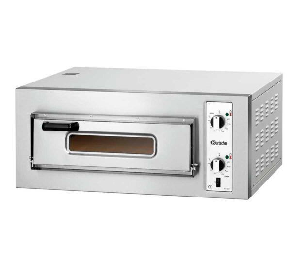 El Horno de Pizza NT 1 Cámara de Bartscher tiene iluminación interior y una cámara de cocción. La temperatura superior e inferior se pueden regular independientemente. Sus características son: Fabricado en chapa de acero. Tiene una cámara de cocción con la superficie fabricada en chamota (un material granular de arcilla). La temperatura superior e inferior se pueden regular independientemente. La puerta tiene ventana de cristal. Con iluminación interior. Aislamiento interior con lana mineral. Rango de temperatura de 85 ºC a 450 ºC. Está disponible en 3 modelos: NT 501 Tiene capacidad para 4 pizzas con un diámetro de 25 cm cada una. Sus dimensiones exteriores son 80 x 75 x 36 cm. Sus dimensiones interiores son 50,5 x 53 x 11 cm. Potencia 4 kW. Trifásico. Voltaje 400 V. Pesa 44,6 kg. No tiene indicador de temperatura. NT 621 Tiene capacidad para 4 pizzas con un diámetro de 30 cm cada una. Sus dimensiones exteriores son 88,5 x 79 x 40 cm. Sus dimensiones interiores son 60,5 x 63 x 14 cm. Potencia 5 kW. Trifásico. Voltaje 400 V. Pesa 59,6 kg. Con indicador de temperatura analógico. NT 901 Tiene capacidad para 6 pizzas con un diámetro de 30 cm cada una. Sus dimensiones exteriores son 119 x 78 x 39,5 cm. Sus dimensiones interiores son 91 x 61 x 14 cm. Potencia 6 kW. Trifásico. Voltaje 400 V. Pesa 80,3 kg. Con indicador de temperatura analógico. Por normativa europea, este horno incluye cable, no incluye enchufe. Para garantizar la seguridad de tu negocio, la conexión a la red eléctrica de este horno debe ser realizada por un profesional electricista.